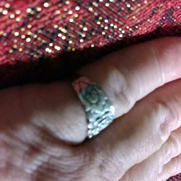 Nwt -SALE*STERLING FLORAL RING. SIZE 7. - Picture 2 of 5